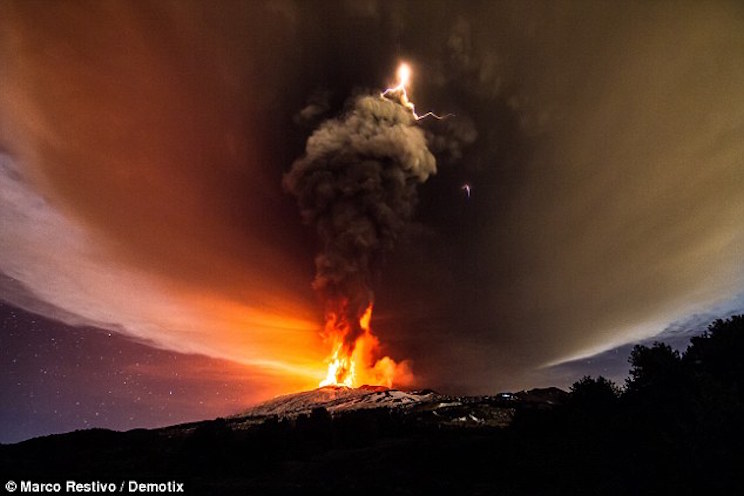 Volcán Etna entra en erupción