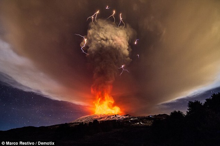 Volcán Etna entra en erupción