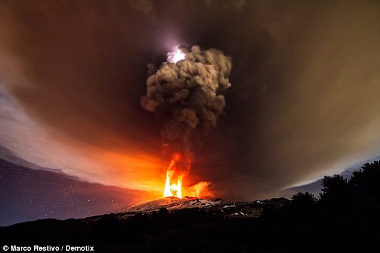 Volcán Etna entra en erupción