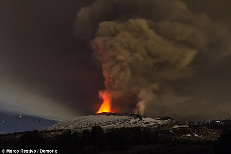 Volcán Etna entra en erupción