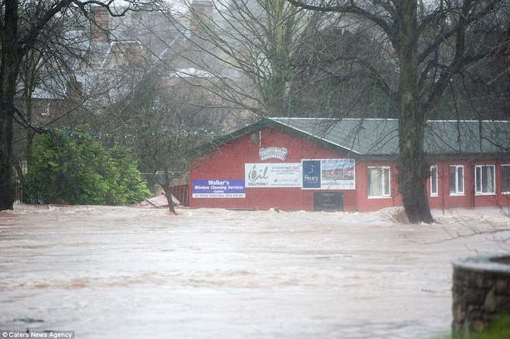 Varias zonas del Reino en alerta por posibles inundaciones debido a la tormenta "Desmond"
