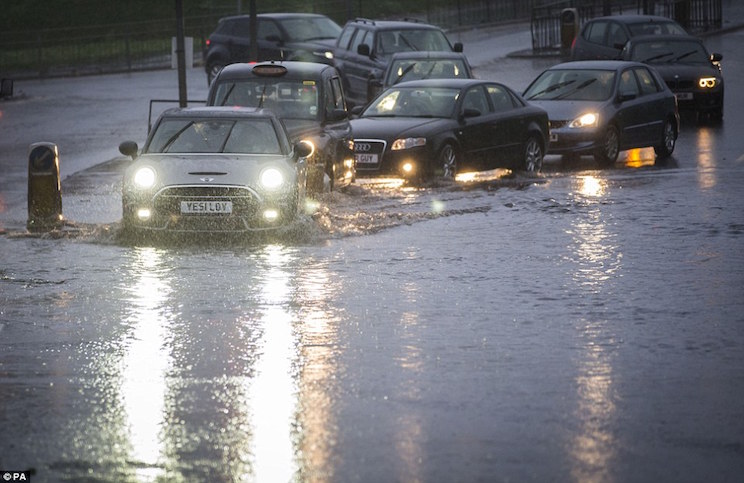 Varias zonas del Reino en alerta por posibles inundaciones debido a la tormenta "Desmond"