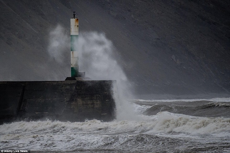Varias zonas del Reino en alerta por posibles inundaciones debido a la tormenta "Desmond"