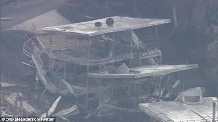 Un incendio forestal destruye más de 100 casas en Australia