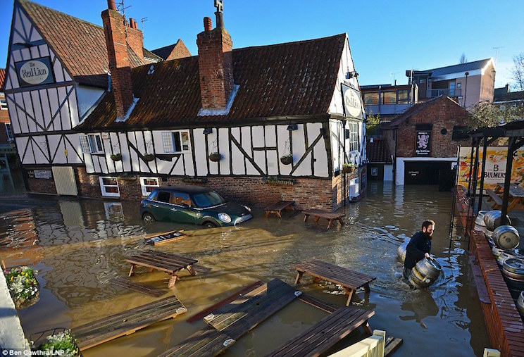 Cientos de evacuados en el norte de Inglaterra por inundaciones