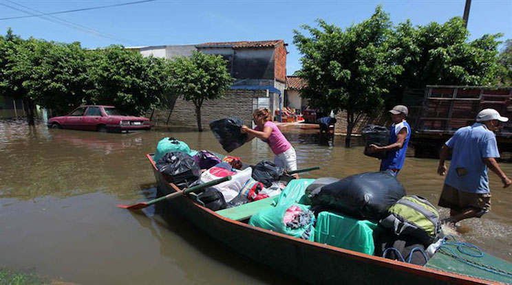 Más de 170 mil evacuados por inundaciones en Suramérica