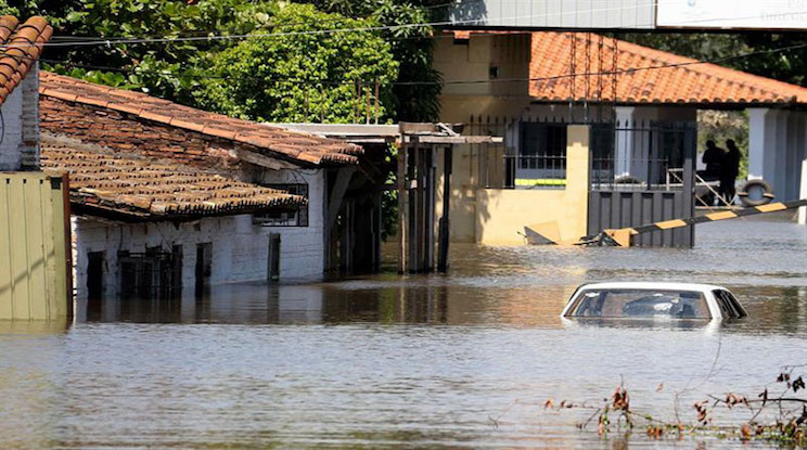 Más de 170 mil evacuados por inundaciones en Suramérica