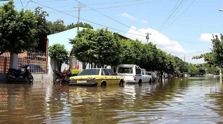 Más de 170 mil evacuados por inundaciones en Suramérica