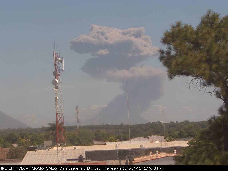 Volcán Momotombo registra intensa expulsión de gases y cenizas