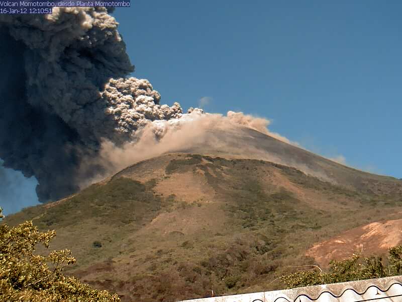 Volcán Momotombo registra intensa expulsión de gases y cenizas