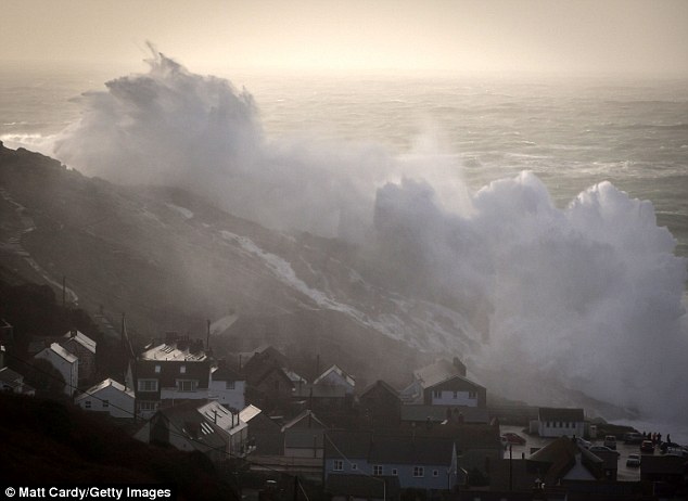 La tormenta Imogen se abate con violencia contra el litoral europeo