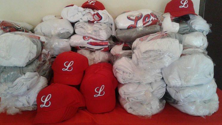 Entregan uniformes al equipo de béisbol de León