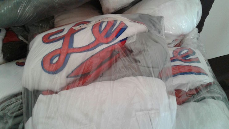 Entregan uniformes al equipo de béisbol de León