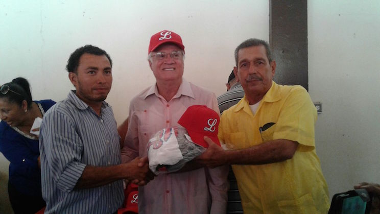 Entregan uniformes al equipo de béisbol de León
