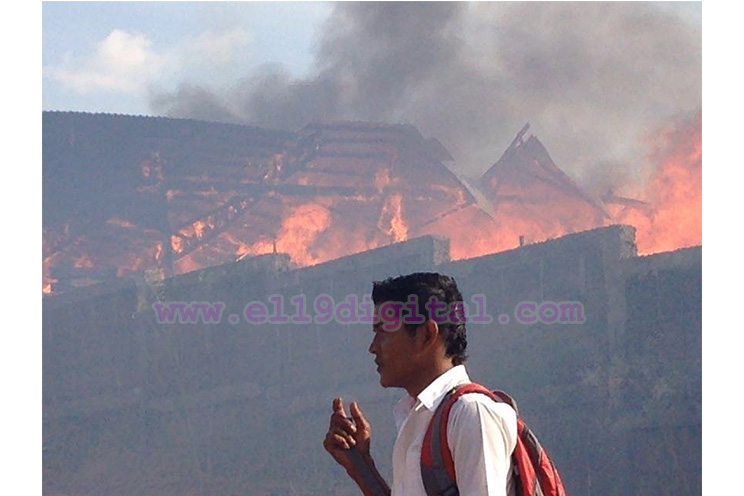 Bomberos trabajan para controlar fuerte incendio en carretera nueva a León