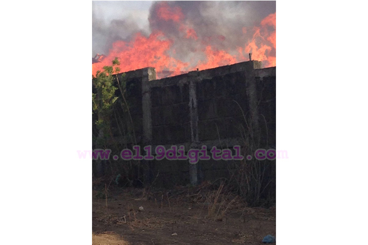 Bomberos trabajan para controlar fuerte incendio en carretera nueva a León