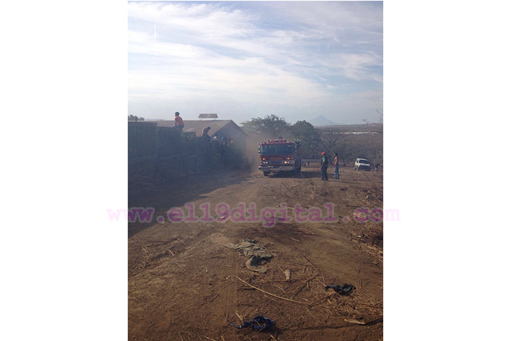 Bomberos trabajan para controlar fuerte incendio en carretera nueva a León