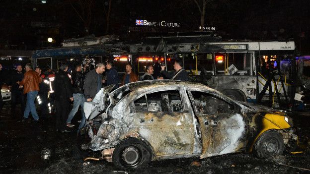 Al menos 34 muertos y 125 heridos en un atentado con coche bomba en el centro de Ankara