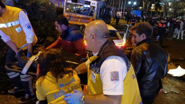 Al menos 34 muertos y 125 heridos en un atentado con coche bomba en el centro de Ankara