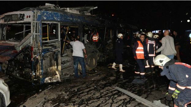 Al menos 34 muertos y 125 heridos en un atentado con coche bomba en el centro de Ankara