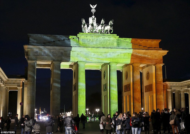 Monumentos europeos se iluminan con los colores belgas