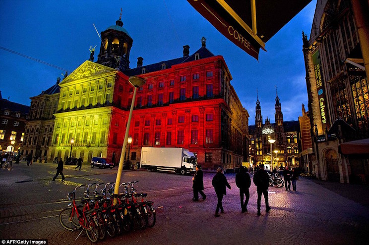 Monumentos europeos se iluminan con los colores belgas