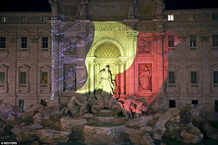 Monumentos europeos se iluminan con los colores belgas