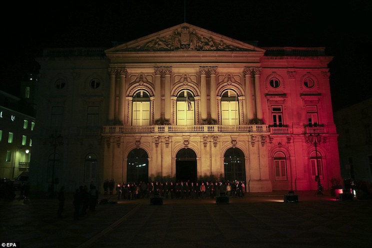 Monumentos europeos se iluminan con los colores belgas