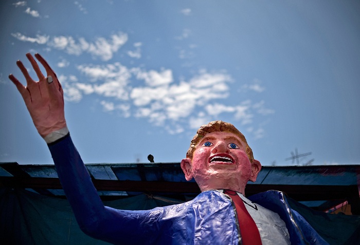 Trump arde en llamas en México en la quema de Judas de SS