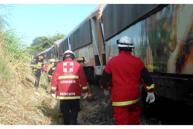 Más de cien heridos en choque frontal de dos trenes en Costa Rica