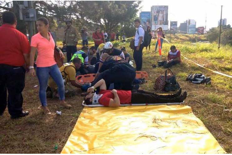 Más de cien heridos en choque frontal de dos trenes en Costa Rica