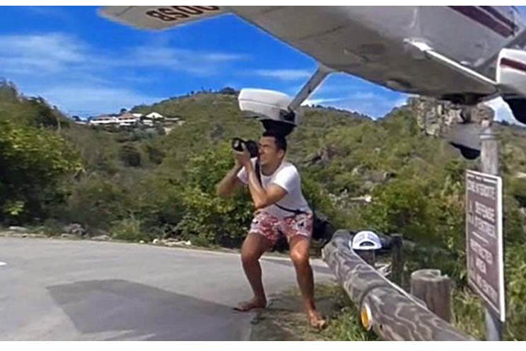 Un turista casi muere decapitado por una avioneta