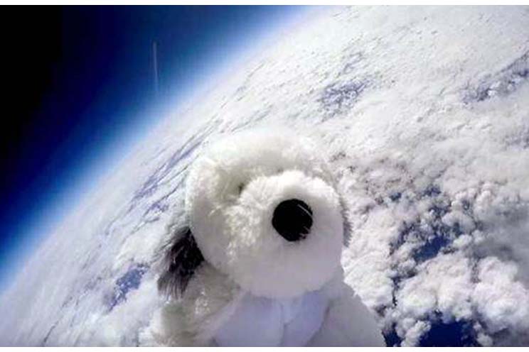 El peluche astronauta que viajó a la estratósfera y nunca volvió