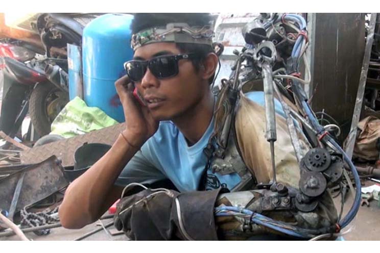 Este hombre inventó un brazo biónico y es el Iron Man de Indonesia