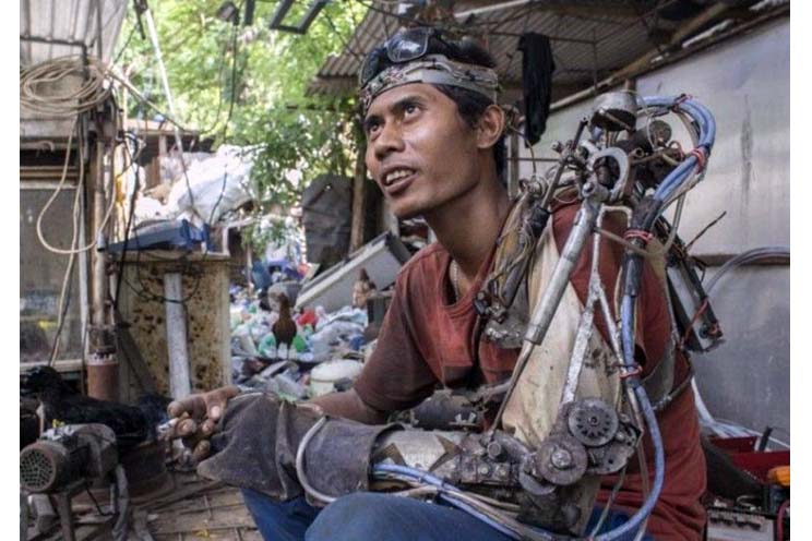 Este hombre inventó un brazo biónico y es el Iron Man de Indonesia