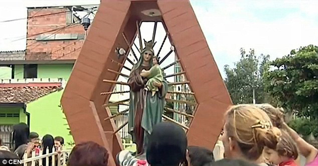 Una estatua de la Virgen María lloró una lágrima de sangre en Colombia