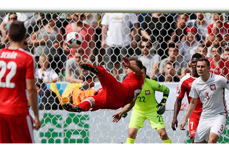 Polonia libra a Suiza en penales y avanza a cuartos