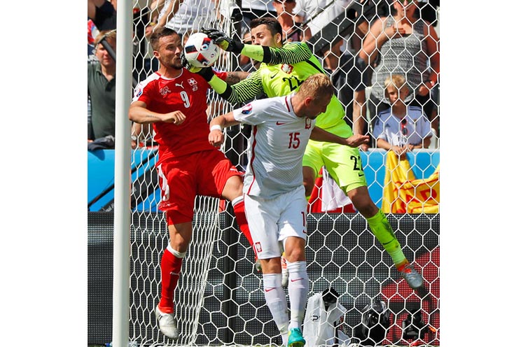 Polonia libra a Suiza en penales y avanza a cuartos