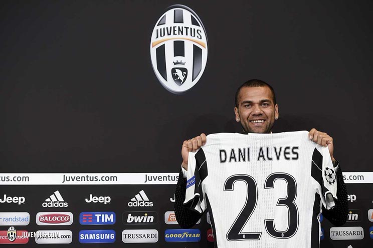 Dani Alves es nuevo jugador de la Juventus