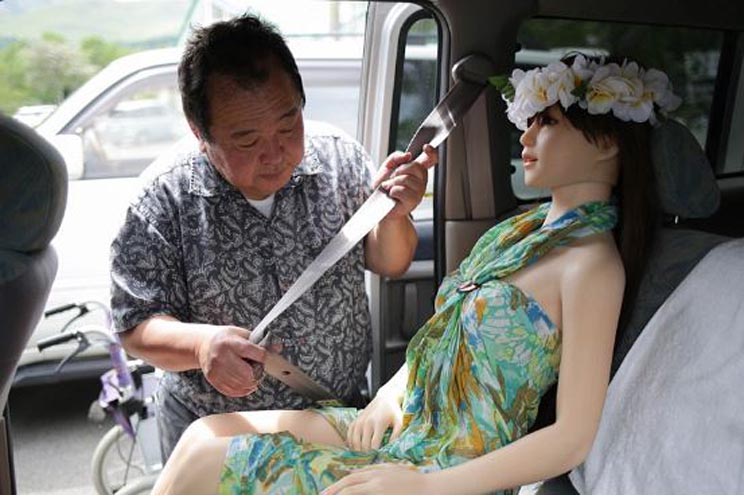 Cambió a su esposa por una muñeca sexual