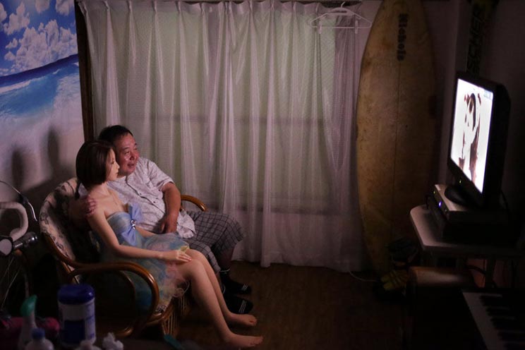 Cambió a su esposa por una muñeca sexual