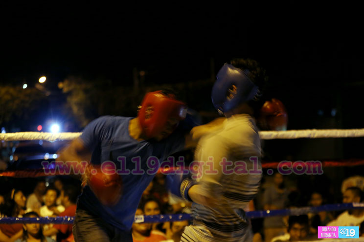 Alegre velada boxística frente a la casa del tricampeón Alexis Argüello