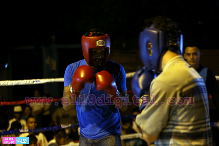 Alegre velada boxística frente a la casa del tricampeón Alexis Argüello