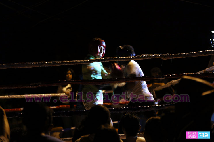 Alegre velada boxística frente a la casa del tricampeón Alexis Argüello