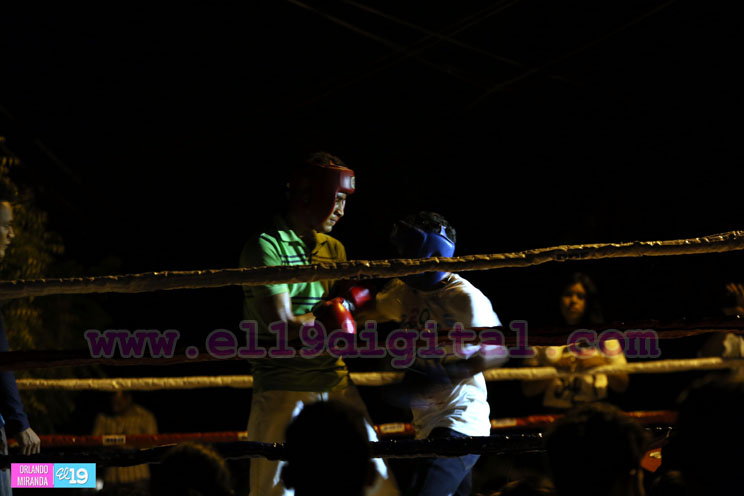 Alegre velada boxística frente a la casa del tricampeón Alexis Argüello