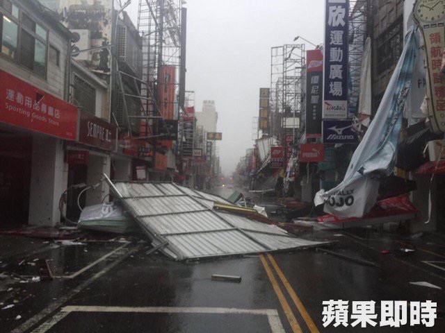 Tifón Nepartak causa al menos 2 muertos y 70 heridos en Taiwán y pierde intensidad