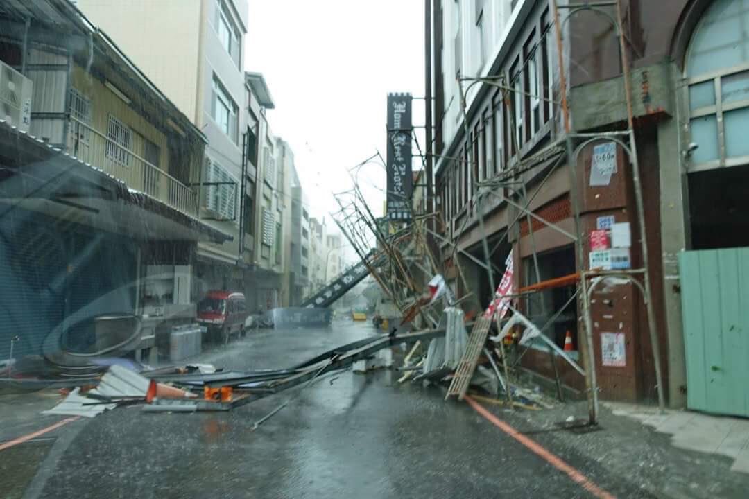 Tifón Nepartak causa al menos 2 muertos y 70 heridos en Taiwán y pierde intensidad