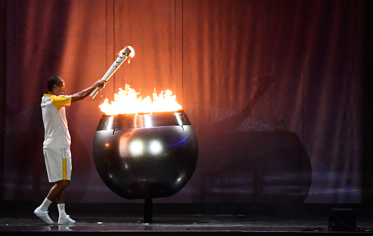 Atleta Vanderlei Cordeiro enciende el pebetero de Río 2016