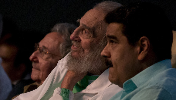 Fidel Castro asiste a gala cultural por su 90 cumpleaños (VIDEO)