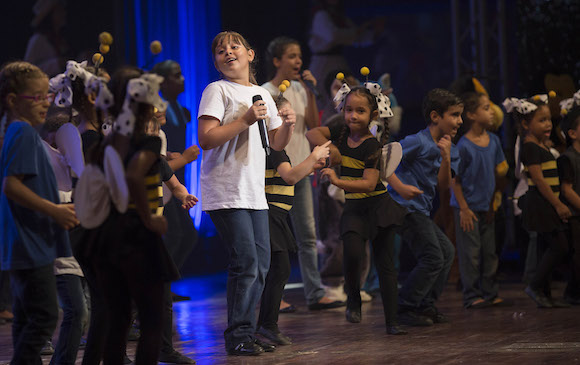 Fidel Castro asiste a gala cultural por su 90 cumpleaños (VIDEO)